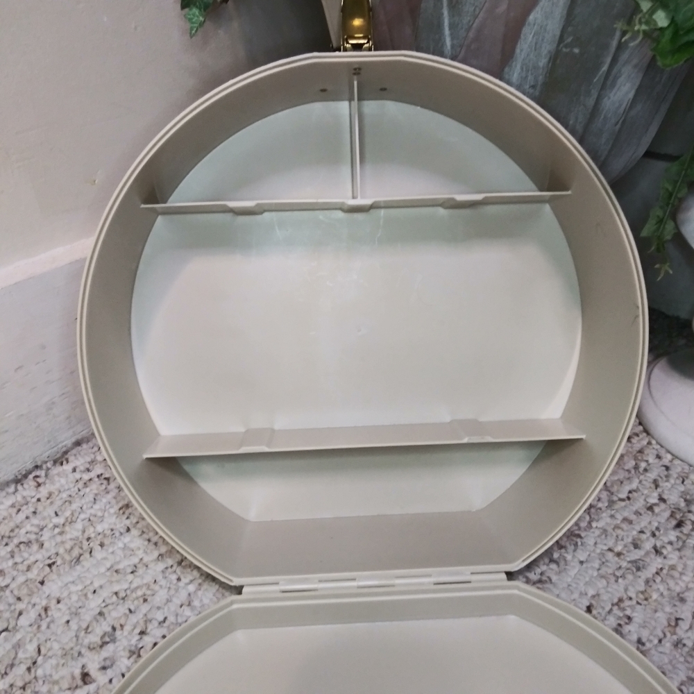 Vintage 1960's Fashion Two Twenty Cream Plastic Makeup Travel Case With Insert - Picture 4 of 10